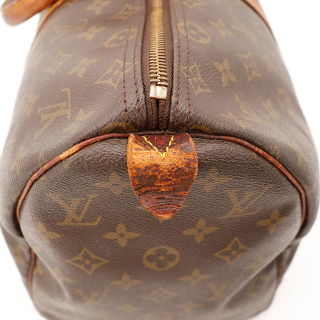 Detail languette cuir tres usee Louis Vuitton Keepall 50 — AMANA Vintage