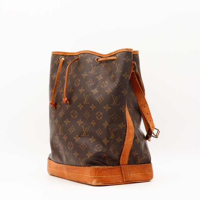 Vue de trois quarts Louis Vuitton Noé Toile Monogramme occasion authentique — AMANA Vintage
