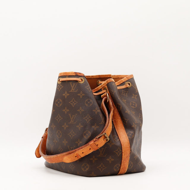 Détail du cuir vachette patiné Louis Vuitton Petit Noé Toile Monogramme occasion authentique — AMANA Vintage