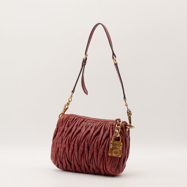 Pochette Miu Miu Matelassé cuir d'agneau rose bois vue de dos occasion authentique — AMANA Vintage