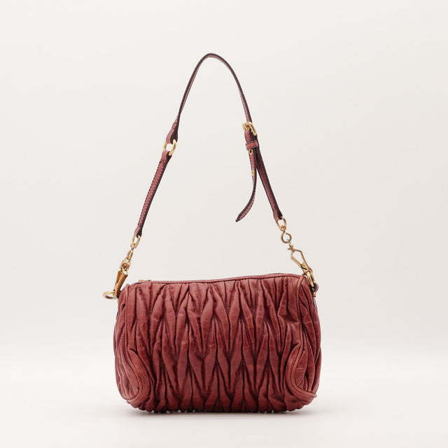 Pochette Miu Miu Matelassé cuir d'agneau rose bois vue de profil occasion authentique — AMANA Vintage