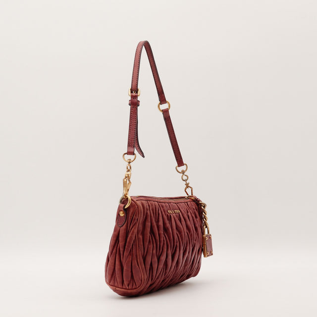 Détail du cuir d'agneau matelassé rose bois Miu Miu Matelassé occasion authentique — AMANA Vintage