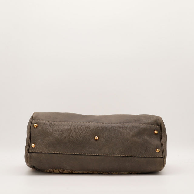 Vue du dessous Tote Horsebit Gucci pieds dorés cuir grainé kaki — AMANA Vintage