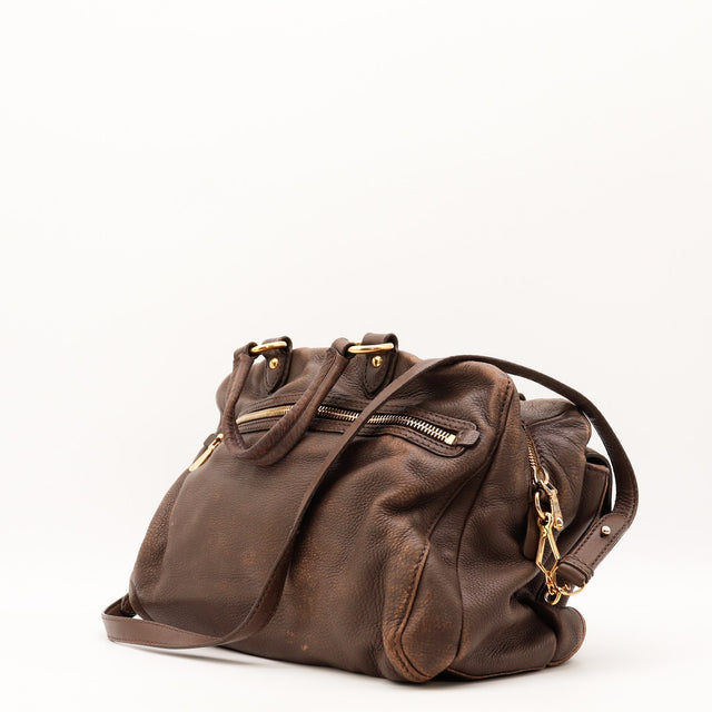 Détail des coins inférieurs Miu Miu Bowler cuir de chèvre grainé marron bronze occasion authentique — AMANA Vintage