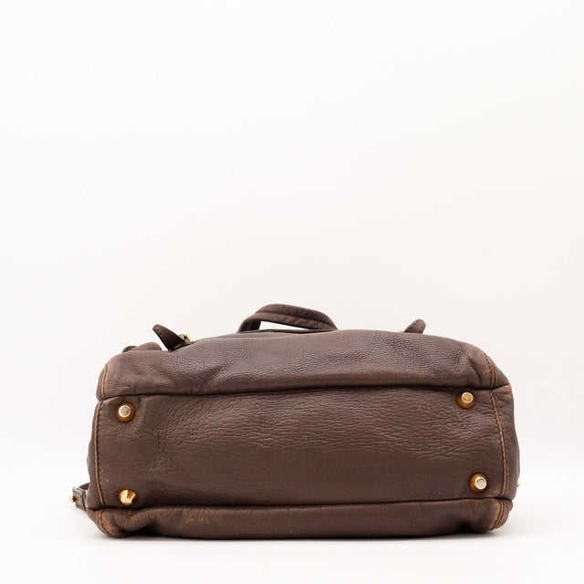 Détail des anses Miu Miu Bowler cuir de chèvre grainé marron bronze occasion authentique — AMANA Vintage