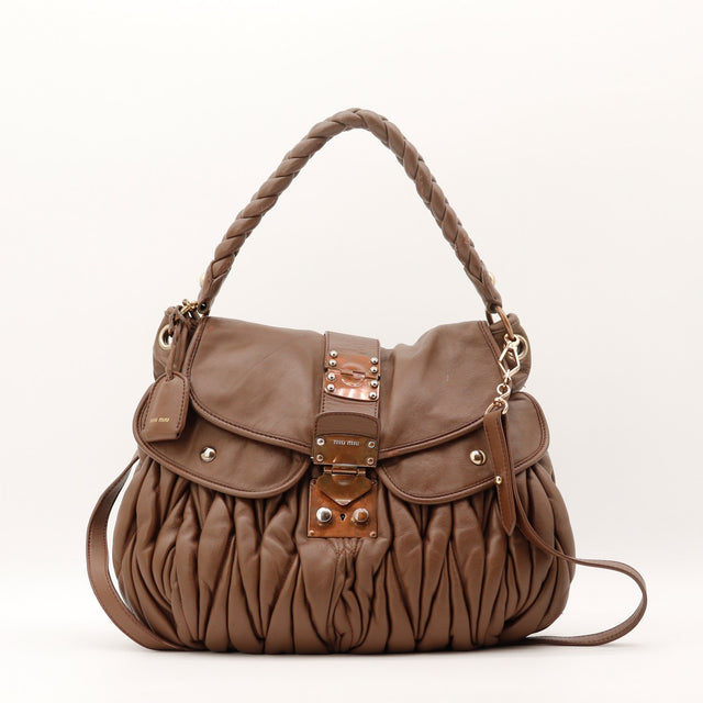 Sac Miu Miu Coffer Hobo cuir d'agneau matelassé marron taupe vue de face occasion authentique — AMANA Vintage