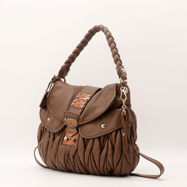 Détail du fermoir Miu Miu Coffer Hobo cuir d'agneau matelassé marron taupe occasion authentique — AMANA Vintage
