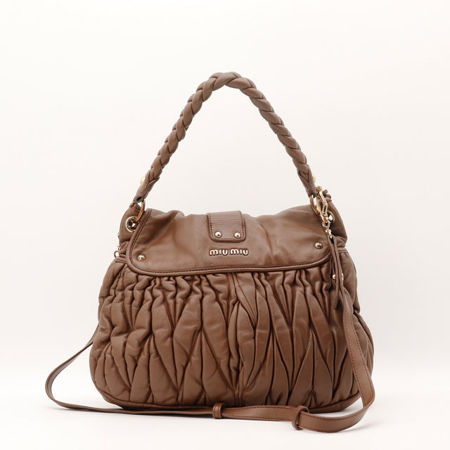 Détail des plaques Miu Miu Coffer Hobo cuir d'agneau matelassé marron taupe occasion authentique — AMANA Vintage