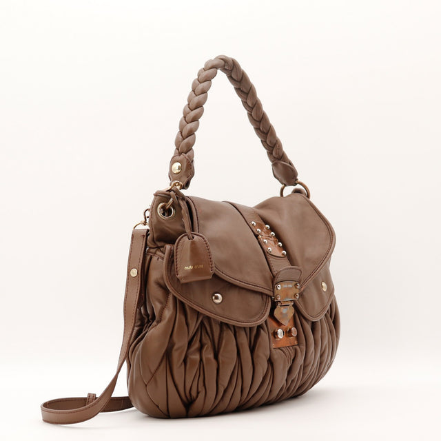 Détail des rivets Miu Miu Coffer Hobo cuir d'agneau matelassé marron taupe occasion authentique — AMANA Vintage
