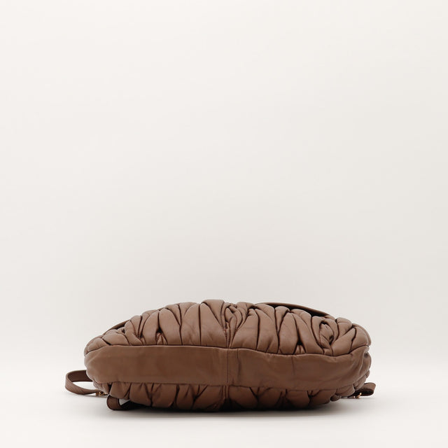 Détail de l'anse tressée Miu Miu Coffer Hobo cuir d'agneau matelassé marron taupe occasion authentique — AMANA Vintage