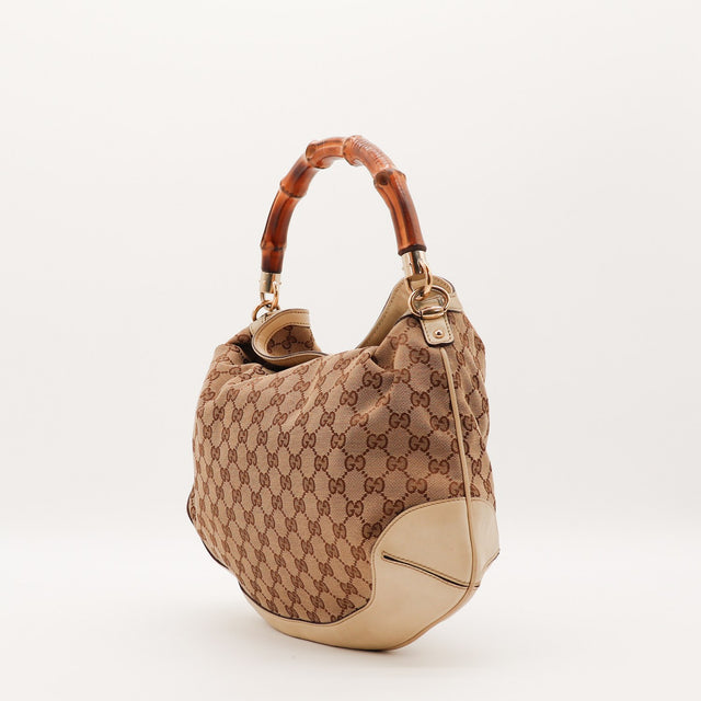 Sac Gucci Hobo Bambou vue de trois quarts cuir ivoire occasion authentique — AMANA Vintage