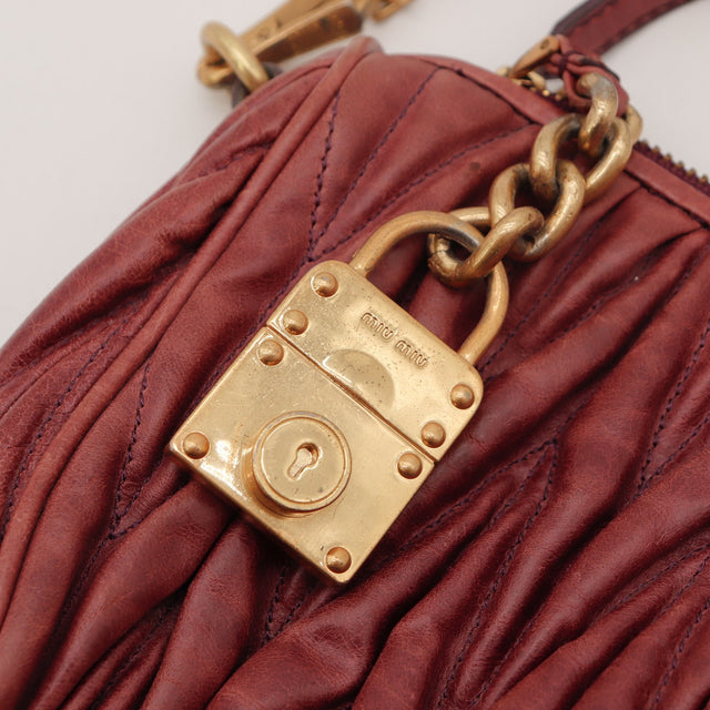Détail du cadenas breloque Miu Miu Matelassé cuir d'agneau rose bois occasion authentique — AMANA Vintage