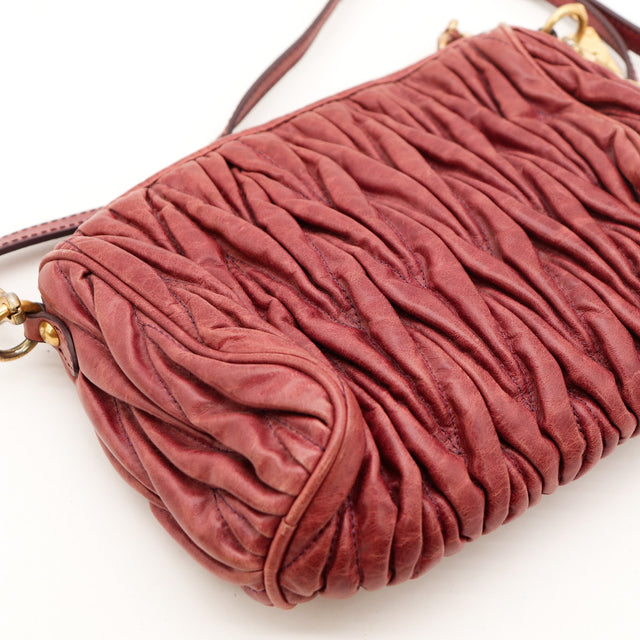 Détail de la bandoulière réglable Miu Miu Matelassé cuir d'agneau rose bois occasion authentique — AMANA Vintage