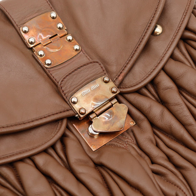 Vue rapprochée de l'anse Miu Miu Coffer Hobo cuir d'agneau matelassé marron taupe occasion authentique — AMANA Vintage