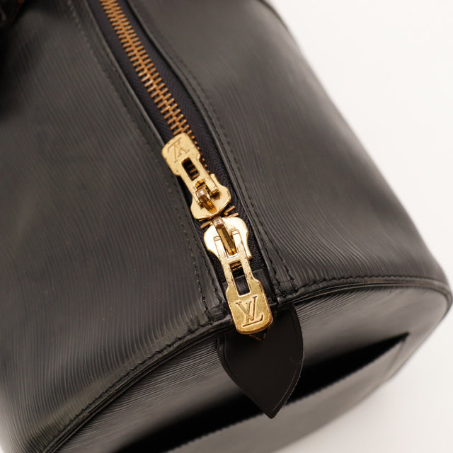 Detail zip et tirette Louis Vuitton Keepall 45 Epi Noir — AMANA Vintage