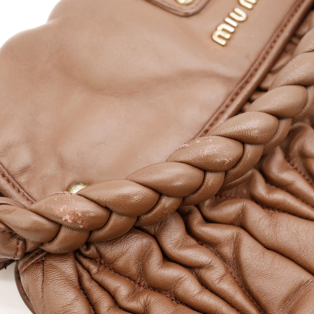 Vue de dos Miu Miu Coffer Hobo cuir d'agneau matelassé marron taupe occasion authentique — AMANA Vintage