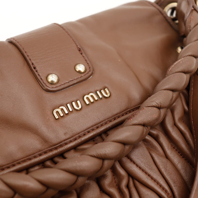 Vue de côté Miu Miu Coffer Hobo cuir d'agneau matelassé marron taupe occasion authentique — AMANA Vintage