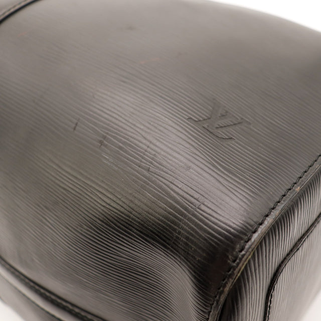 Detail griffures corps Louis Vuitton Keepall 45 Epi Noir vue rapprochee — AMANA Vintage