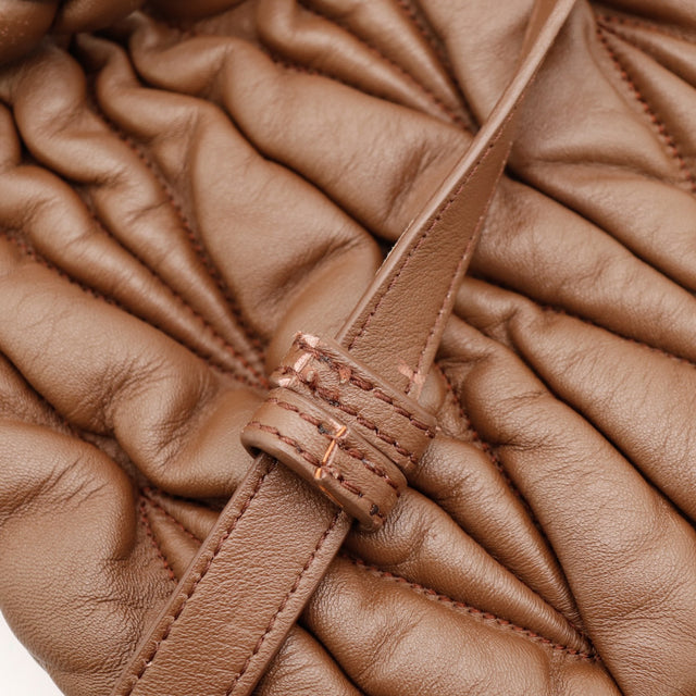 Vue du fond Miu Miu Coffer Hobo cuir d'agneau matelassé marron taupe occasion authentique — AMANA Vintage