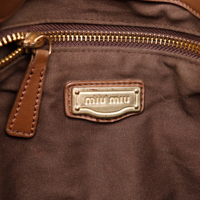 Détail du matelassage Miu Miu Coffer Hobo cuir d'agneau matelassé marron taupe occasion authentique — AMANA Vintage