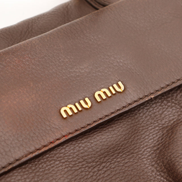 Détail de l'argenterie dorée Miu Miu Bowler cuir de chèvre grainé marron bronze occasion authentique — AMANA Vintage