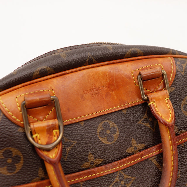 Détail de la fermeture zippée Louis Vuitton Trouville Toile Monogramme occasion authentique — AMANA Vintage