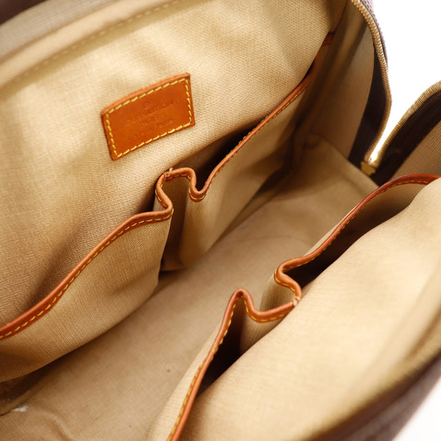 Détail des bordures en cuir naturel Louis Vuitton Trouville occasion authentique — AMANA Vintage