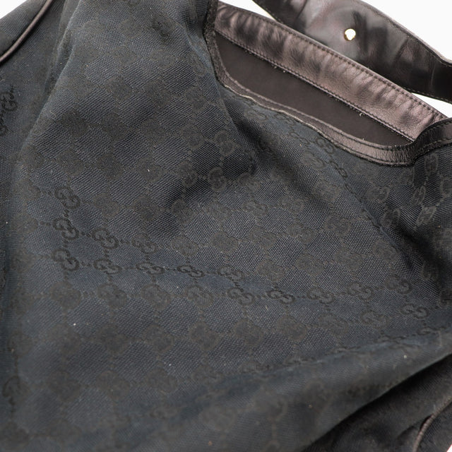 Détail de l'anse en cuir Gucci Hobo Horsebit toile monogrammée noire occasion authentique — AMANA Vintage