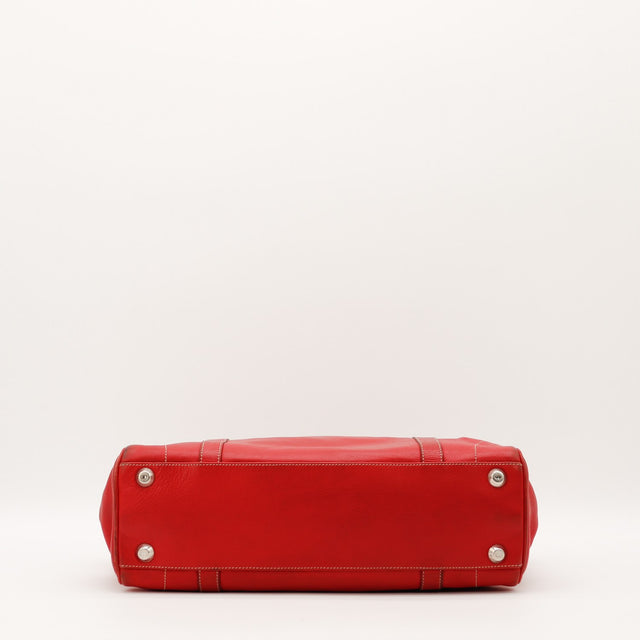 Fond du sac à main Dior cuir rouge avec pieds métalliques occasion authentique — AMANA Vintage