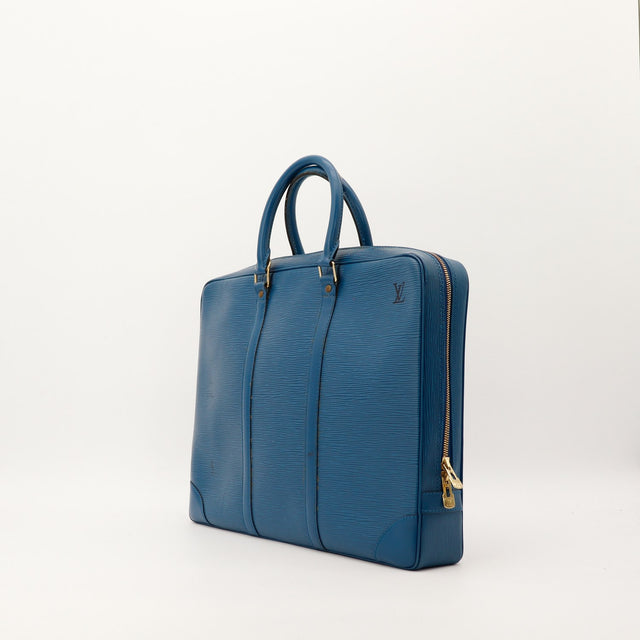 Porte-Documents Voyage Louis Vuitton Epi bleu vue de trois quarts droite — AMANA Vintage
