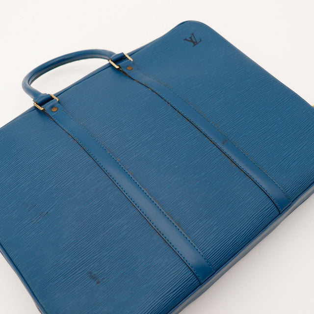 Detail anses frottements cuir use Porte-Documents Voyage Louis Vuitton Epi bleu — AMANA Vintage