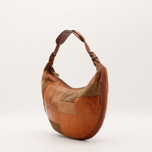 Sac Dior Hobo Patchwork vue de trois quarts cuir cognac occasion authentique — AMANA Vintage