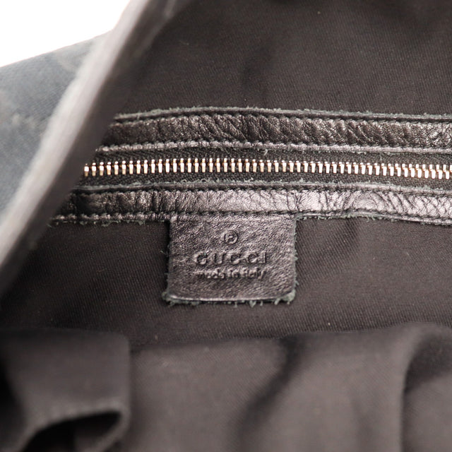 Détail des bords de l'ouverture Gucci Hobo Horsebit toile monogrammée noire occasion authentique — AMANA Vintage