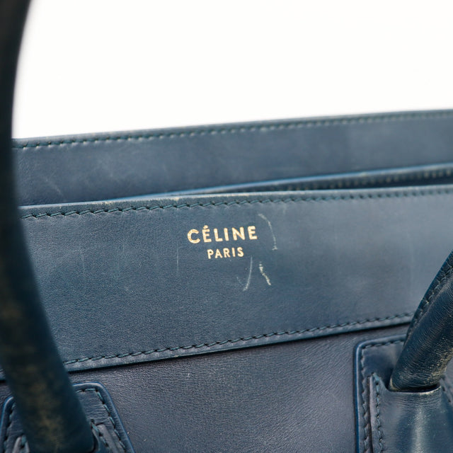 Détail du soufflet latéral Céline Luggage Mini cuir bleu marine occasion authentique — AMANA Vintage