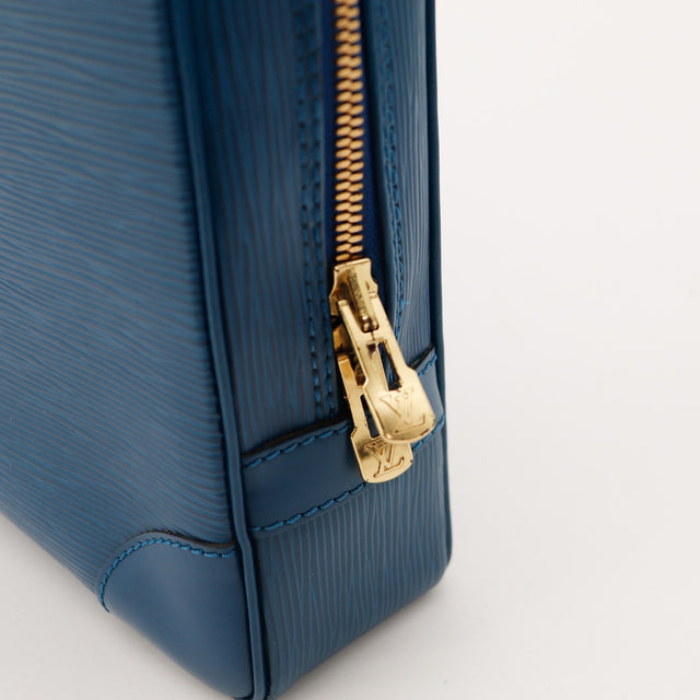 Detail logo LV coin superieur cuir Epi bleu Louis Vuitton — AMANA Vintage