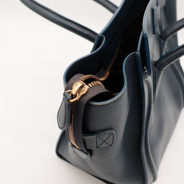 Détail de la doublure Céline Luggage Mini cuir bleu marine occasion authentique — AMANA Vintage