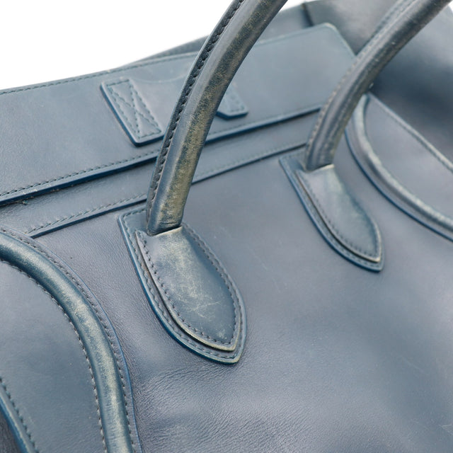 Détail des anses Céline Luggage Mini cuir de veau lisse bleu marine occasion authentique — AMANA Vintage