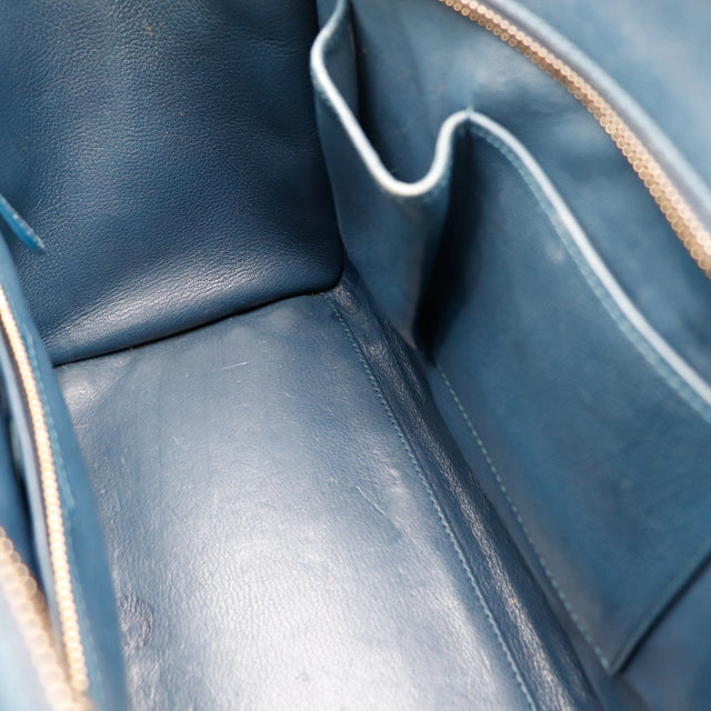 Vue de profil Céline Luggage Mini cuir de veau lisse bleu marine occasion authentique — AMANA Vintage