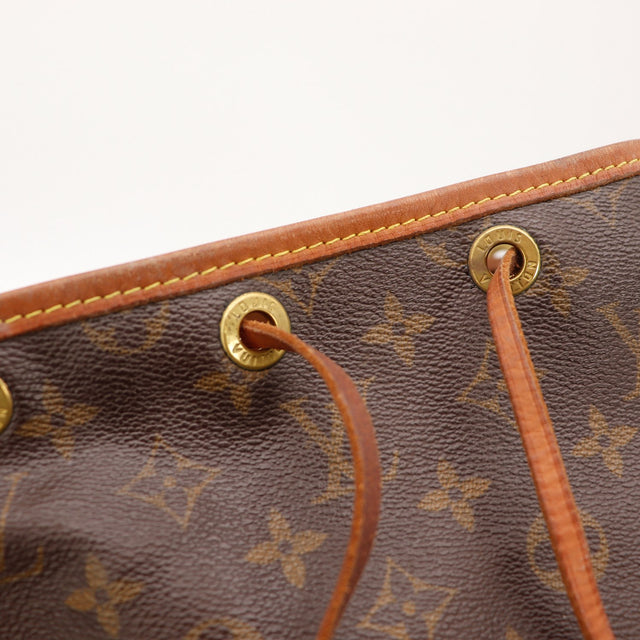 Détail du cuir vachette patiné Louis Vuitton Noé Toile Monogramme occasion authentique — AMANA Vintage