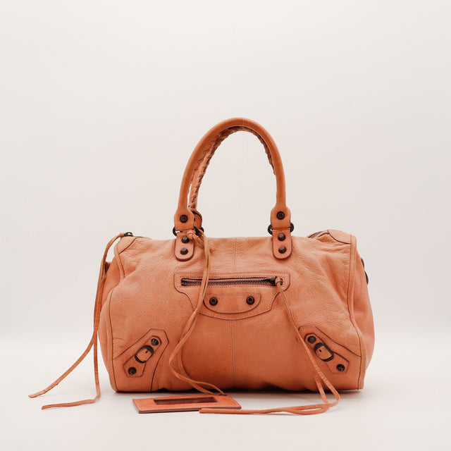 Sac Balenciaga cuir d'agneau froissé rose saumon vue de face occasion authentique — AMANA Vintage