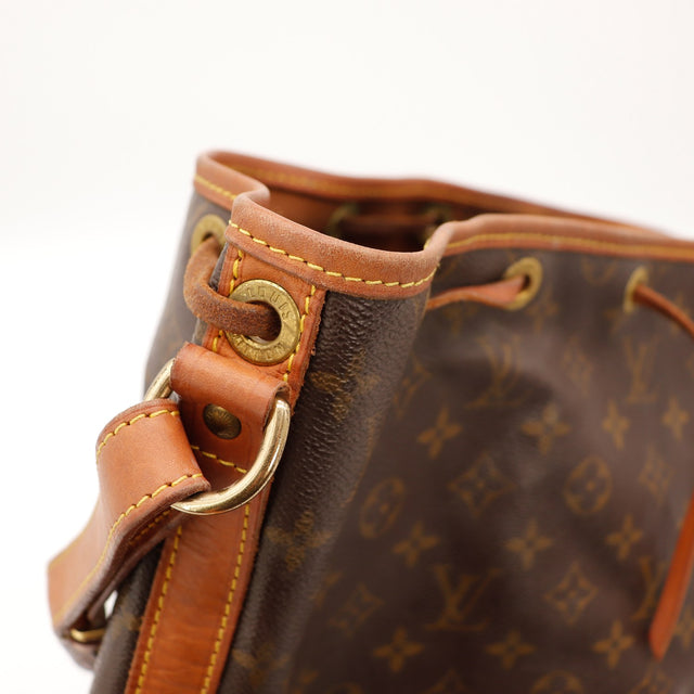 Détail de la bandoulière Louis Vuitton Noé Toile Monogramme occasion authentique — AMANA Vintage
