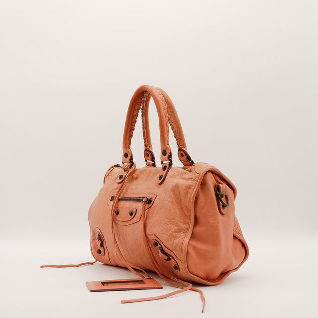 Sac Balenciaga cuir froissé rose vue trois quarts occasion authentique — AMANA Vintage