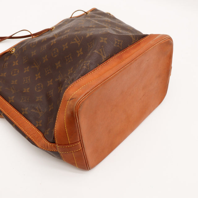 Détail des œillets Louis Vuitton Noé Toile Monogramme occasion authentique — AMANA Vintage