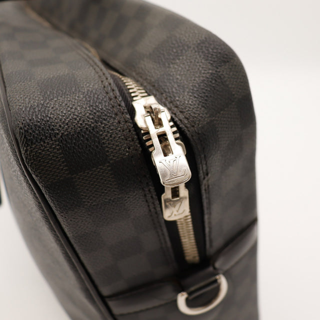 Detail tab zip et languette cuir noir Louis Vuitton Damier Graphite — AMANA Vintage