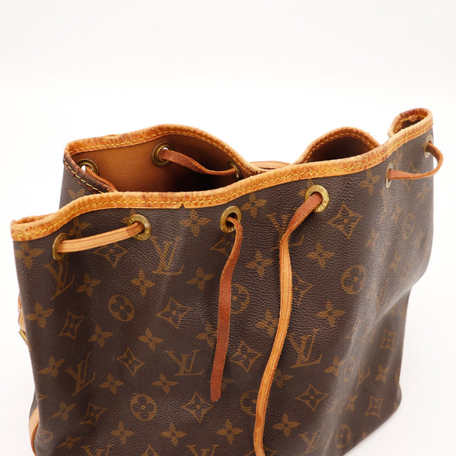 Détail des coins inférieurs Louis Vuitton Petit Noé Toile Monogramme occasion authentique — AMANA Vintage