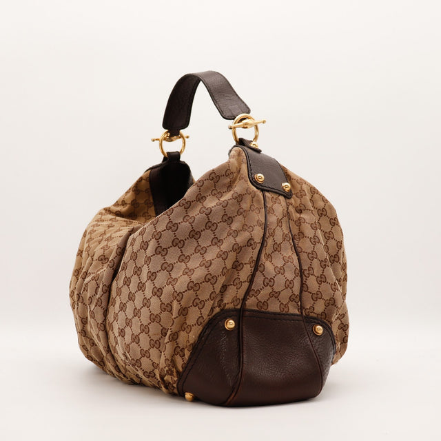 Hobo Gucci vue de côté droit détail cuir marron et ferrures dorées — AMANA Vintage