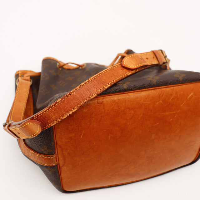 Détail de la bandoulière réglable Louis Vuitton Petit Noé Toile Monogramme occasion authentique — AMANA Vintage