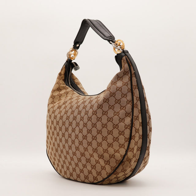 Vue de trois quarts Hobo Gucci toile monogrammée beige et cuir noir — AMANA Vintage