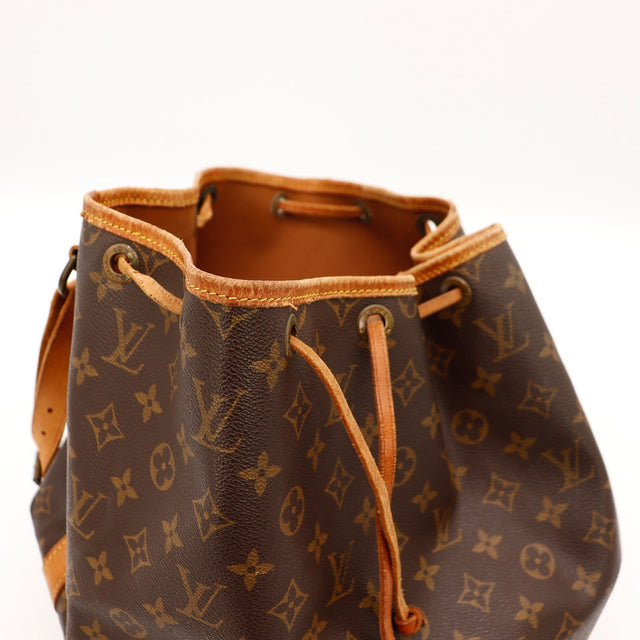 Détail de l'anse réglable Louis Vuitton Noé Toile Monogramme occasion authentique — AMANA Vintage
