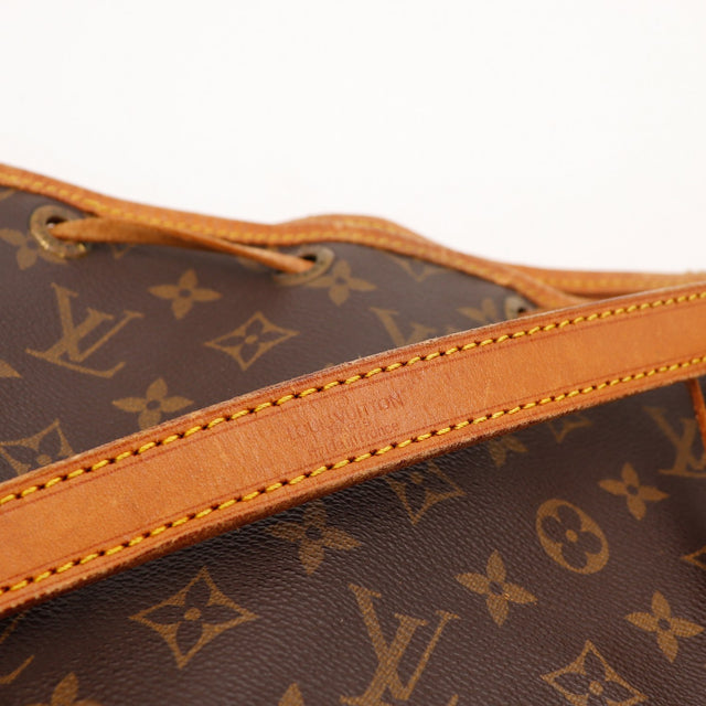 Détail des œillets et de l'argenterie Louis Vuitton Noé Toile Monogramme occasion authentique — AMANA Vintage